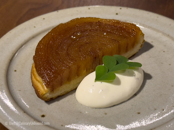 Apple tart and sour cream