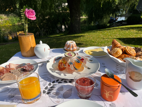 Breakfast at the  Hotel des Berges